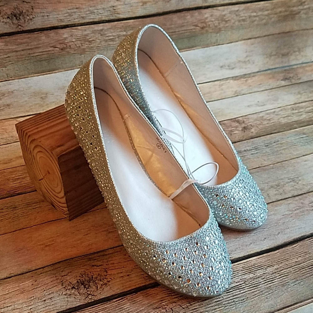 David's Bridal flat dress shoes sliver